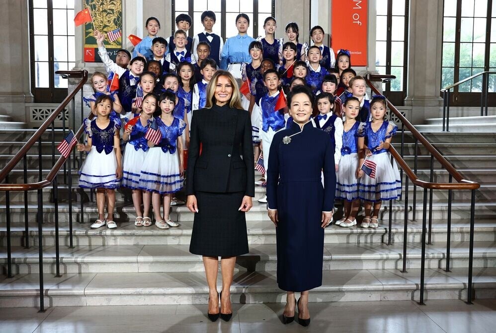 兩位元首夫人欣賞當地中文學校的美國青少年合唱中國歌曲。(AP)
