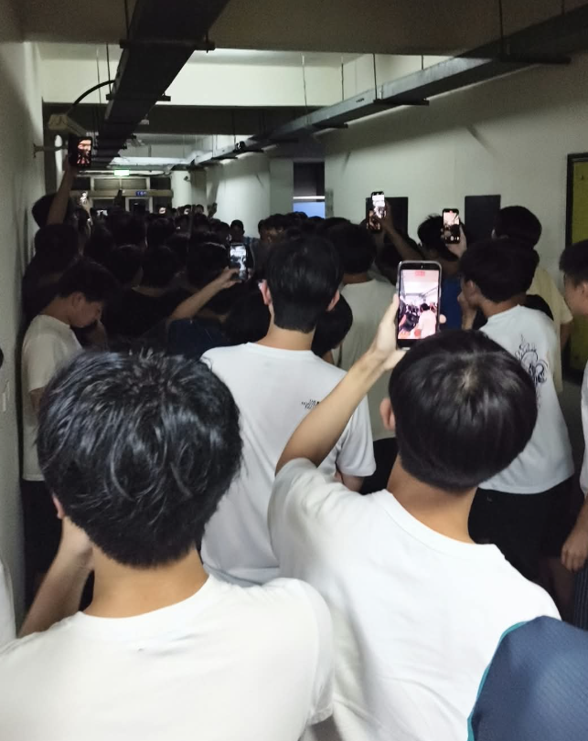 台灣大學男生宿舍浴室便溺被埋伏斷正,隨即引來逾百名學生到場圍觀起哄,最後由學校駐衞警將涉事男子帶走。(Threads)