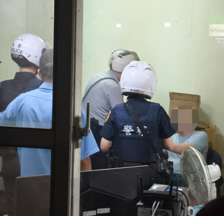 台灣大學男生宿舍浴室便溺被埋伏斷正,隨即引來逾百名學生到場圍觀起哄,最後由學校駐衞警將涉事男子帶走。(Threads)