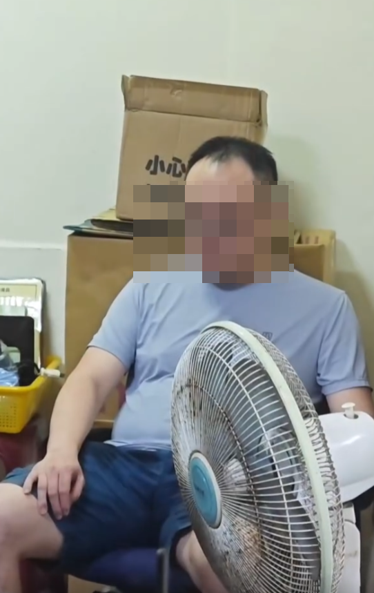 台灣大學男生宿舍浴室便溺被埋伏斷正,隨即引來逾百名學生到場圍觀起哄,最後由學校駐衞警將涉事男子帶走。(Threads)