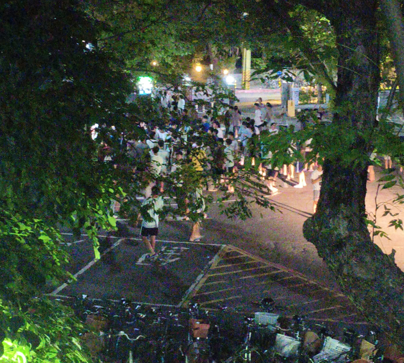 台灣大學男生宿舍浴室便溺被埋伏斷正,隨即引來逾百名學生到場圍觀起哄,最後由學校駐衞警將涉事男子帶走。(Threads)