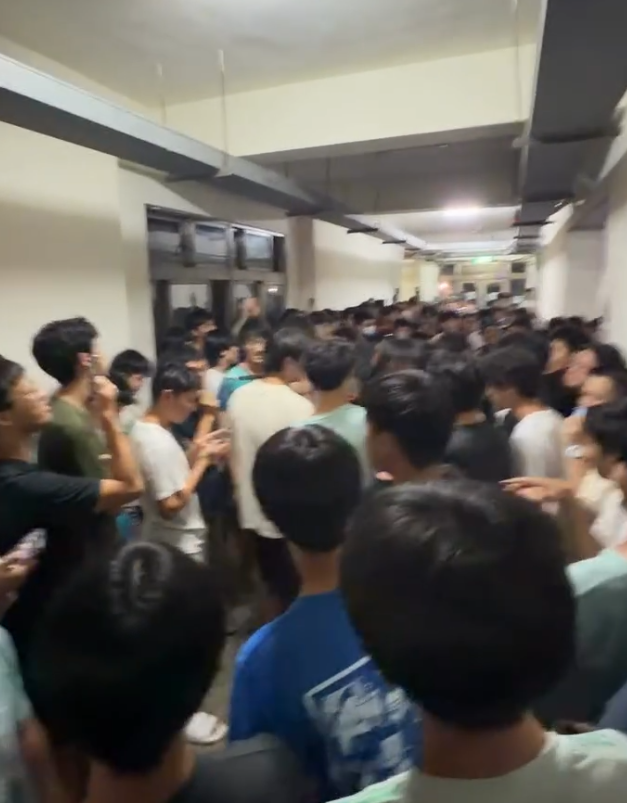 台灣大學男生宿舍浴室便溺被埋伏斷正,隨即引來逾百名學生到場圍觀起哄,最後由學校駐衞警將涉事男子帶走。(Threads)