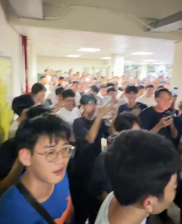 台灣大學男生宿舍浴室便溺被埋伏斷正,隨即引來逾百名學生到場圍觀起哄,最後由學校駐衞警將涉事男子帶走。(Threads)