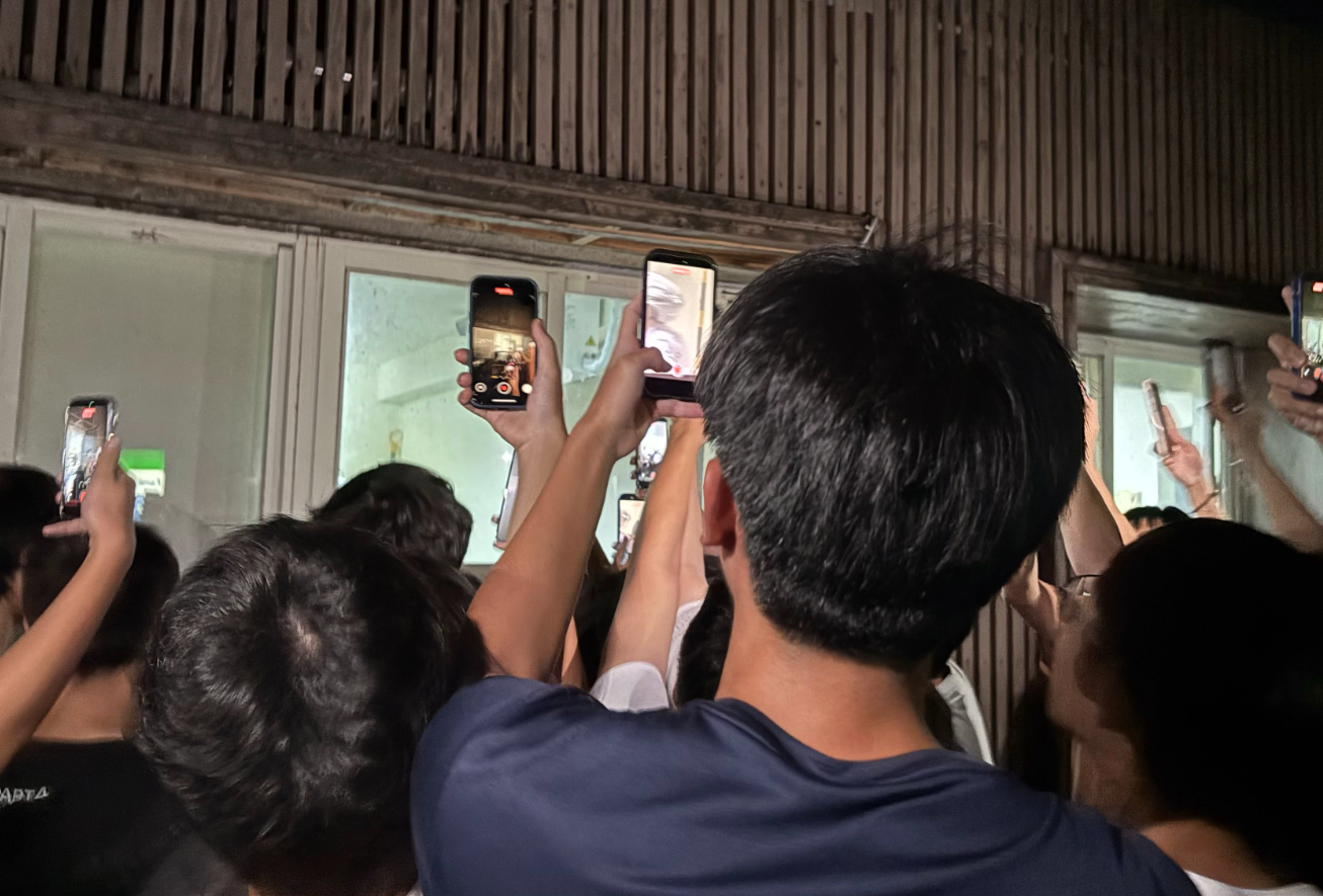 台灣大學男生宿舍浴室便溺被埋伏斷正,隨即引來逾百名學生到場圍觀起哄,最後由學校駐衞警將涉事男子帶走。(Threads)