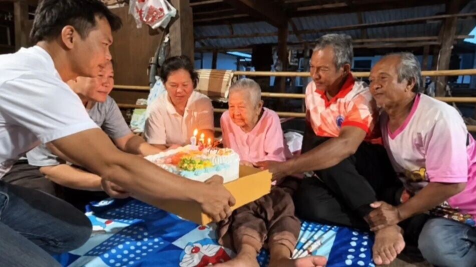 Sen Mangkharat的家人剛於18日為她慶祝生日。(X)