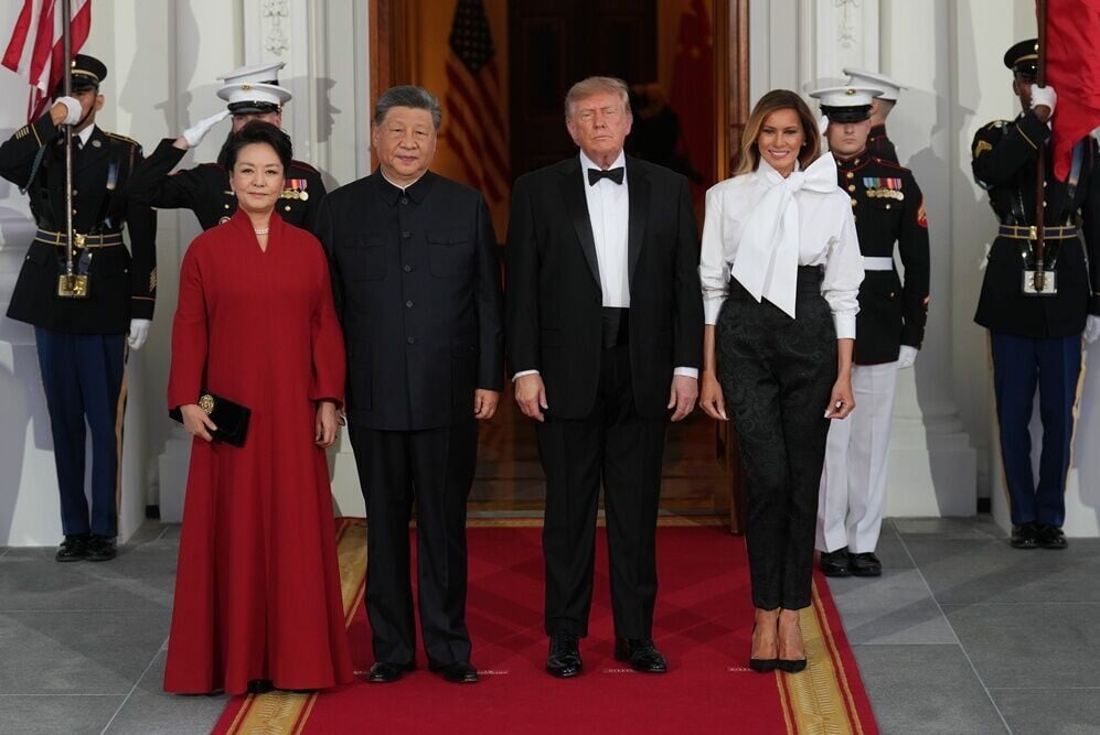 習特會,習近平伉儷返抵白宮,出席特朗普所設國宴,菜單融合中美傳統。(AP)