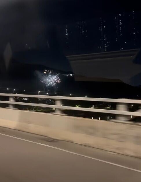 公路旁的夜空突然有十多響煙花接連綻放。影片沒有交代到事發地點。(FB/大埔 TAI PO)