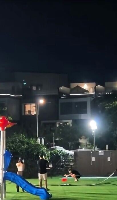 遊樂場有成年男女罔顧現場有小童聚集燃放煙火。(網上截圖)