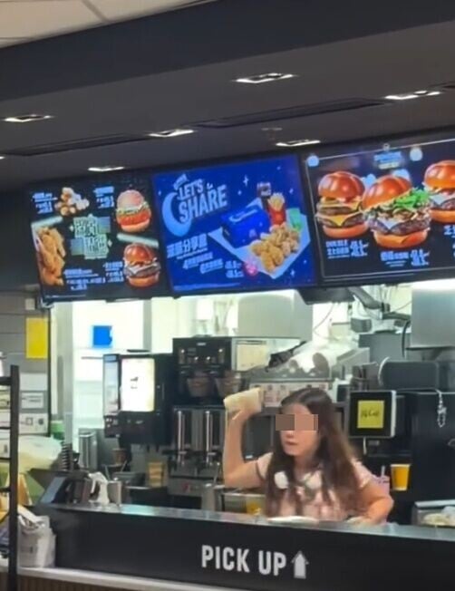 少女失控投擲外賣食物及杯裝飲品,更一度進入職員櫃枱搗亂。(Threads/taylor_rr02)