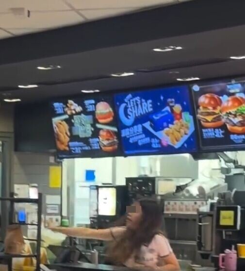 少女失控投擲外賣食物及杯裝飲品,更一度進入職員櫃枱搗亂。(Threads/taylor_rr02)