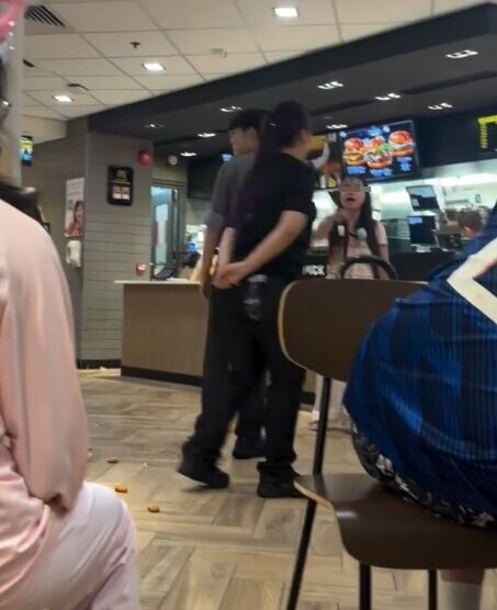 少女不滿女職員態度向男經理投訴,男經理稱無法判斷著對方到網上投訴。(Threads/taylor_rr02)