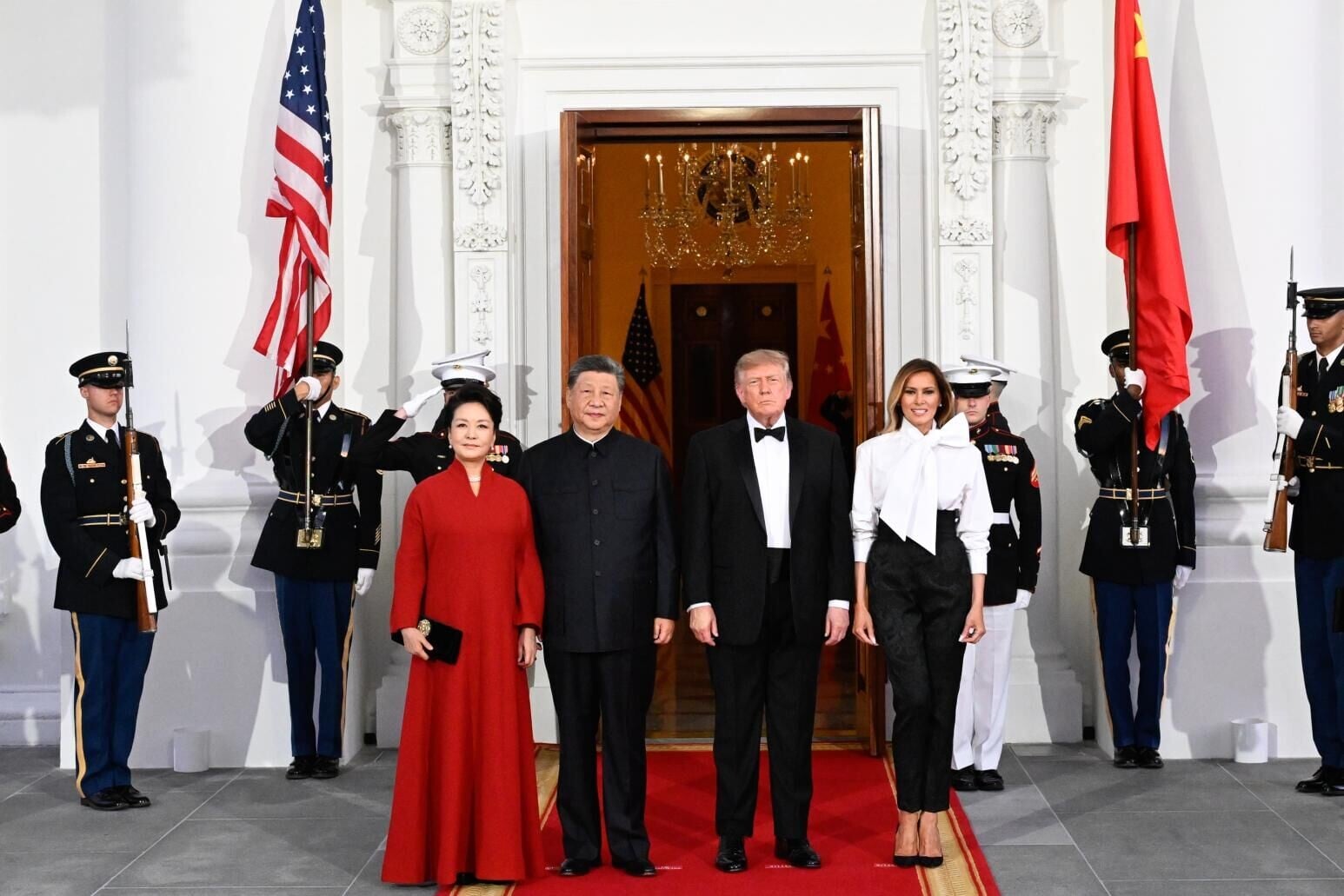美國總統特朗普以紅毯、軍樂隊及國宴等高規格禮遇接待習近平。(圖/新華社)