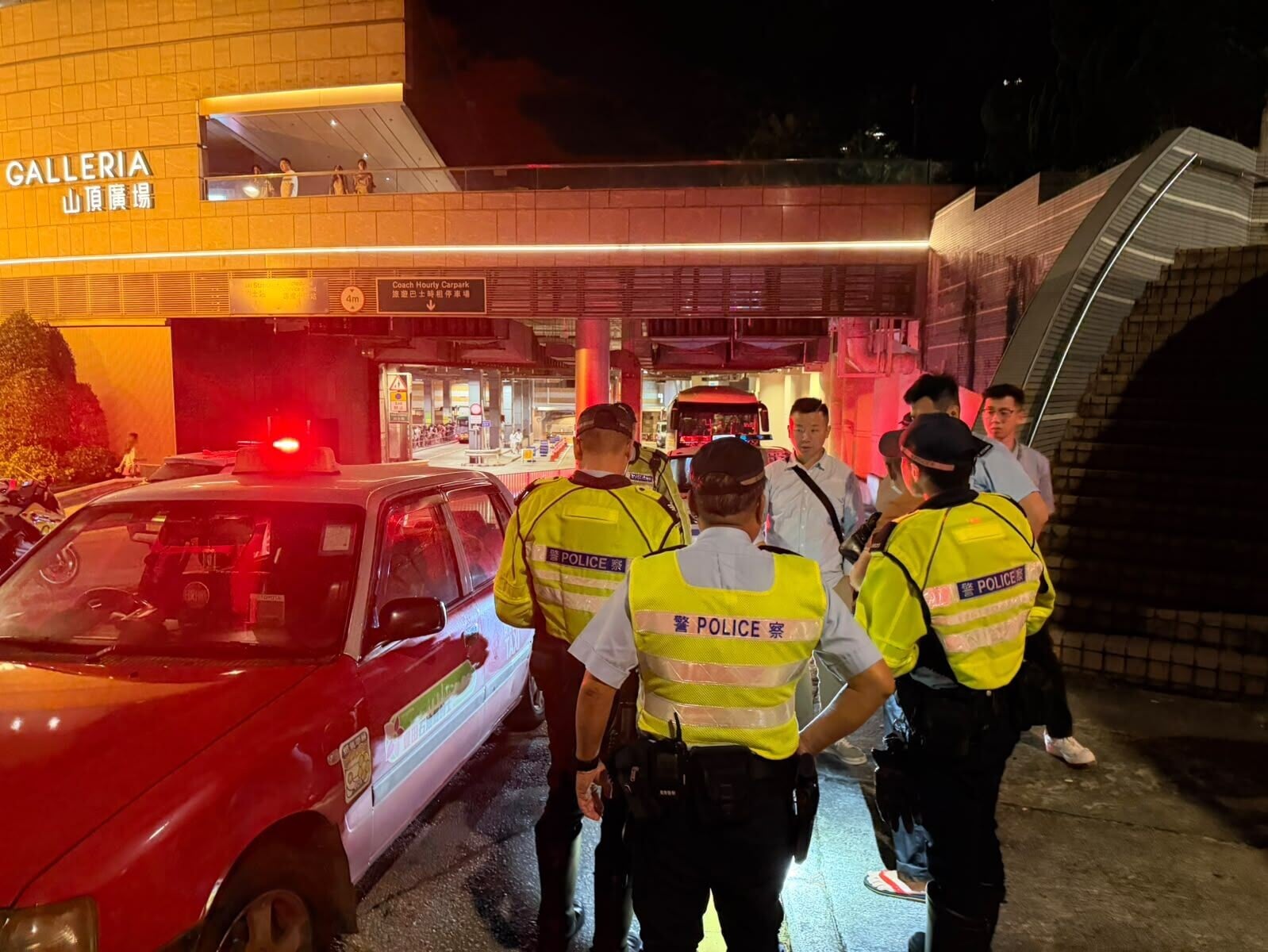 警方中區行動涵蓋蘭桂坊、山頂纜車站及中環碼頭等熱點。(警方圖片)