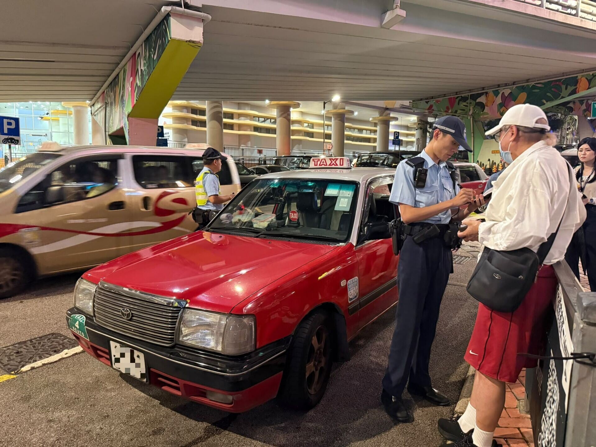 警方中區行動涵蓋蘭桂坊、山頂纜車站及中環碼頭等熱點。(警方圖片)