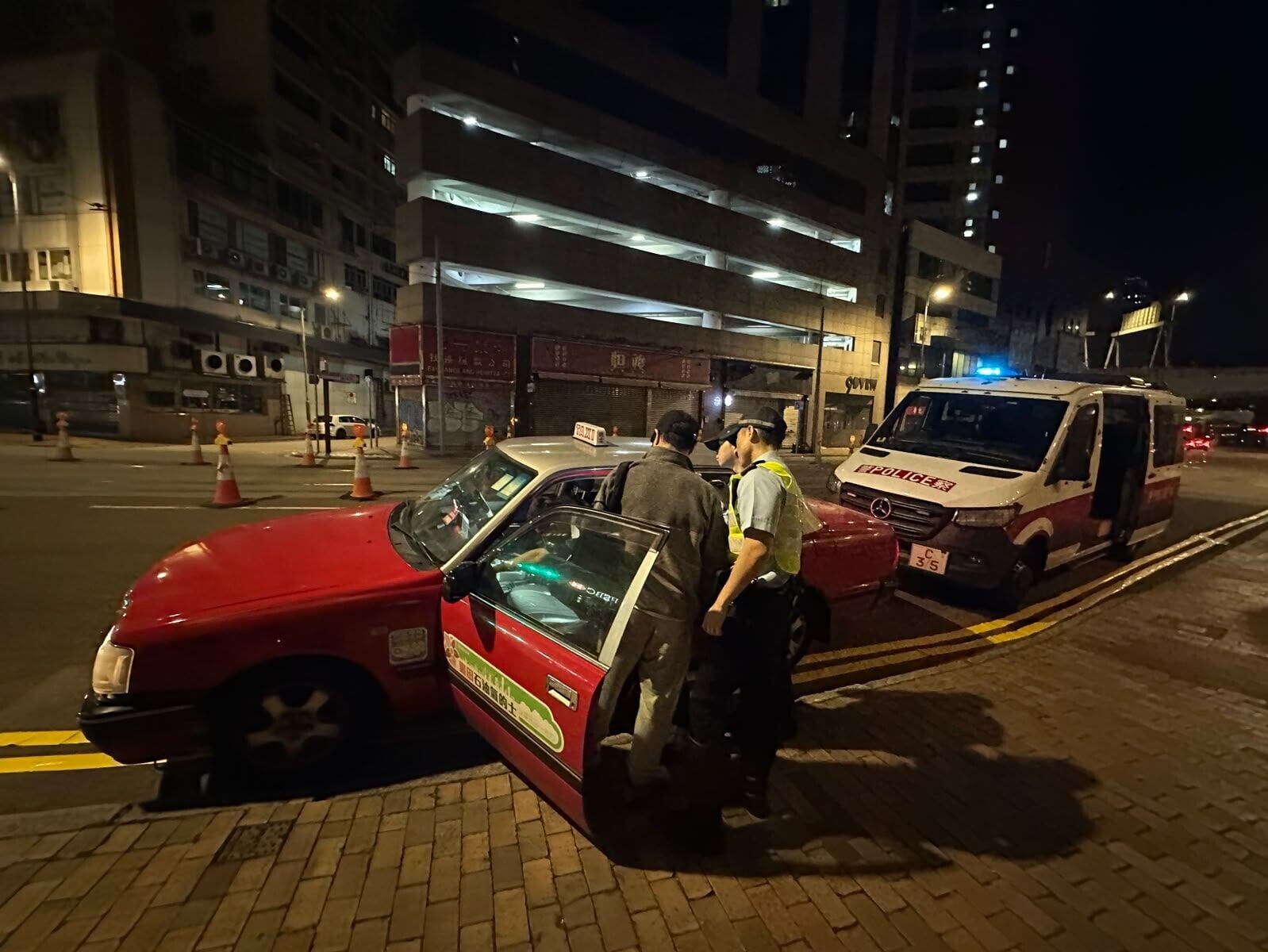 便裝警員喬裝乘客「放蛇」蒐證。(警方圖片)