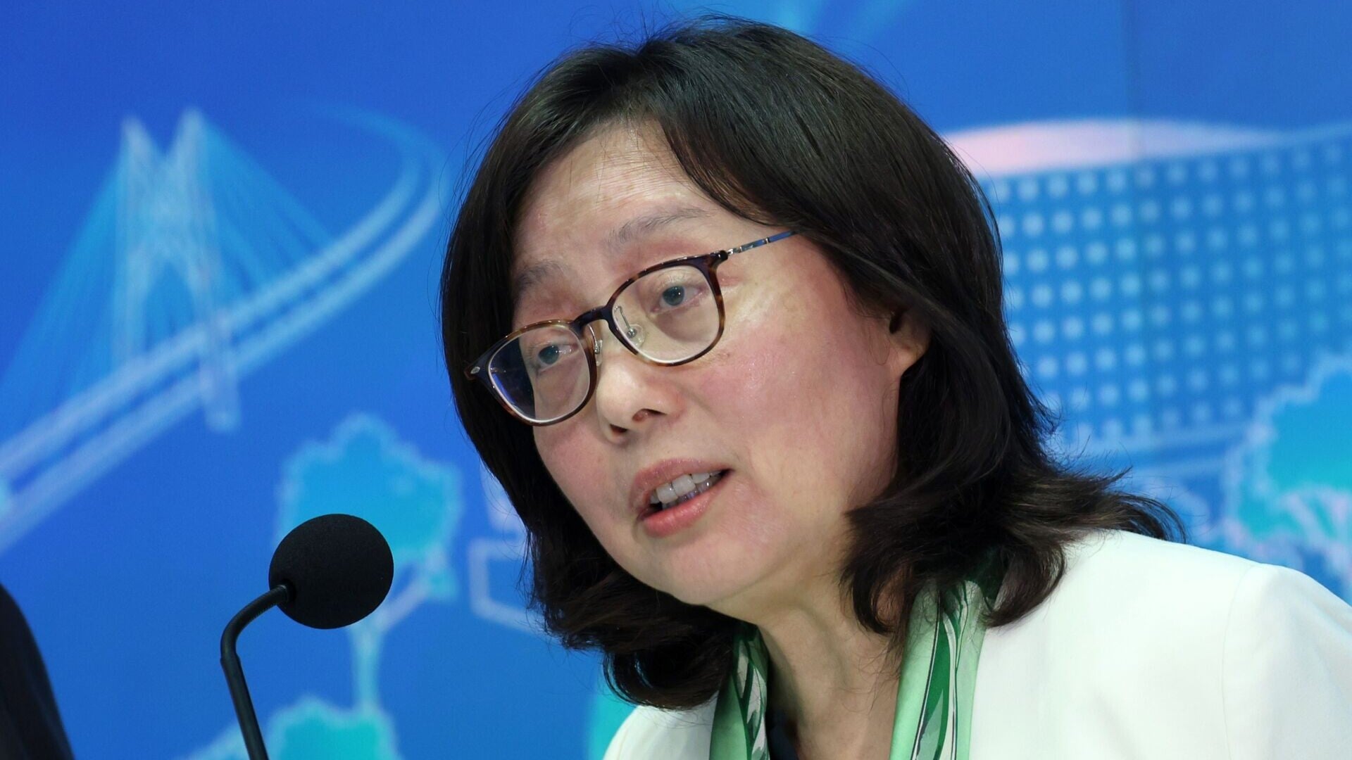樓宇維修，甯漢豪：預審名單分三張免打龍通，料價錢不應高過現時。(資料圖片)