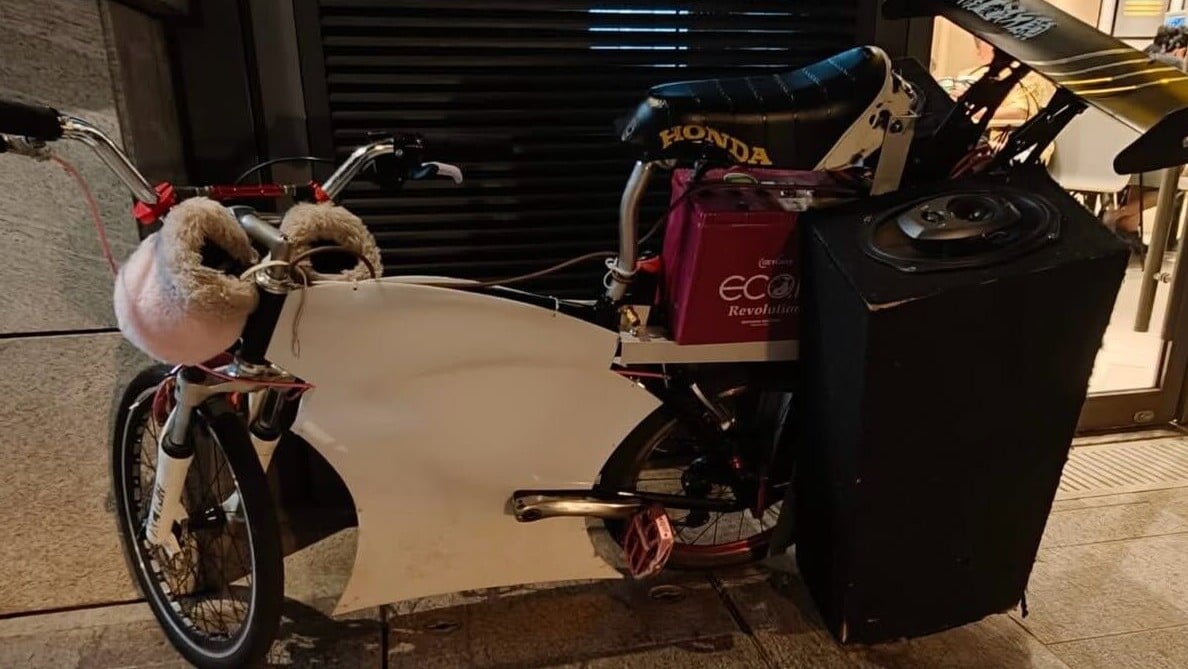 將軍澳警區在帖文展示多部被截的「子彈仔」單車，強調會持續執法，打擊不同類型違法行為，確保道路安全。