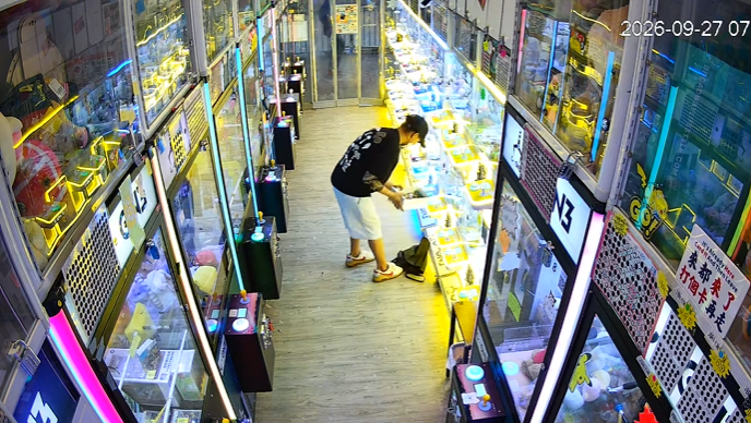 男子闖店內掠走萬元。(影片截圖)