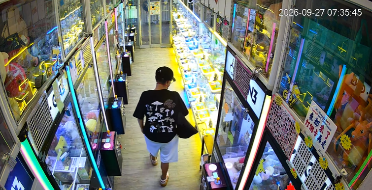 男子先在店內視察環境。