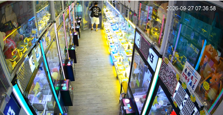 男子闖進店內。