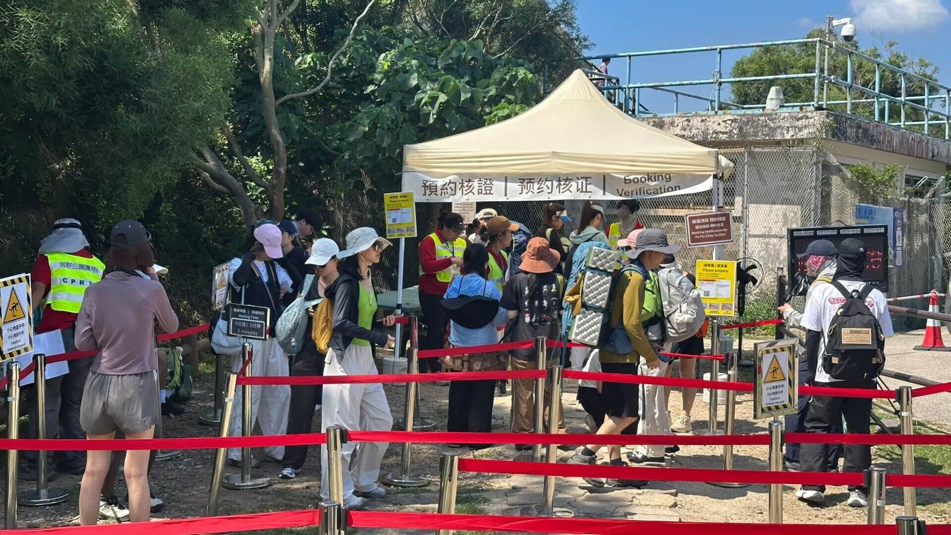 遊人排隊等候工作人員核實預約後入場。(漁護署FB圖片)