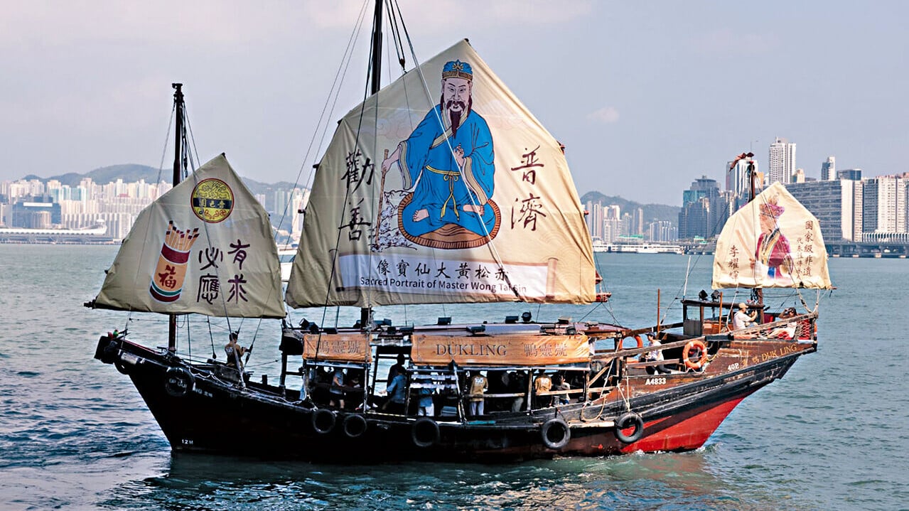 鴨靈號主帆換上了黃大仙師像。