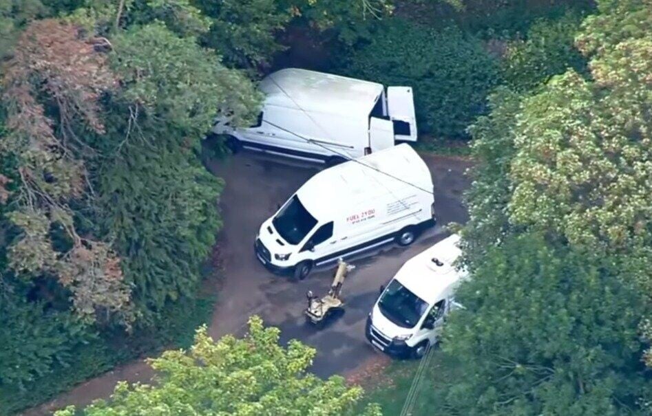 駐英美軍基地受恐襲威脅5男被捕,英警疏散居民拘5疑犯。(X)