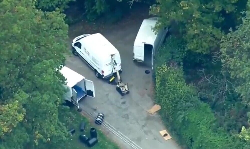 警方在基地周圍設置約400米警戒線,爆炸品處理小組則檢查涉案貨車。(X)