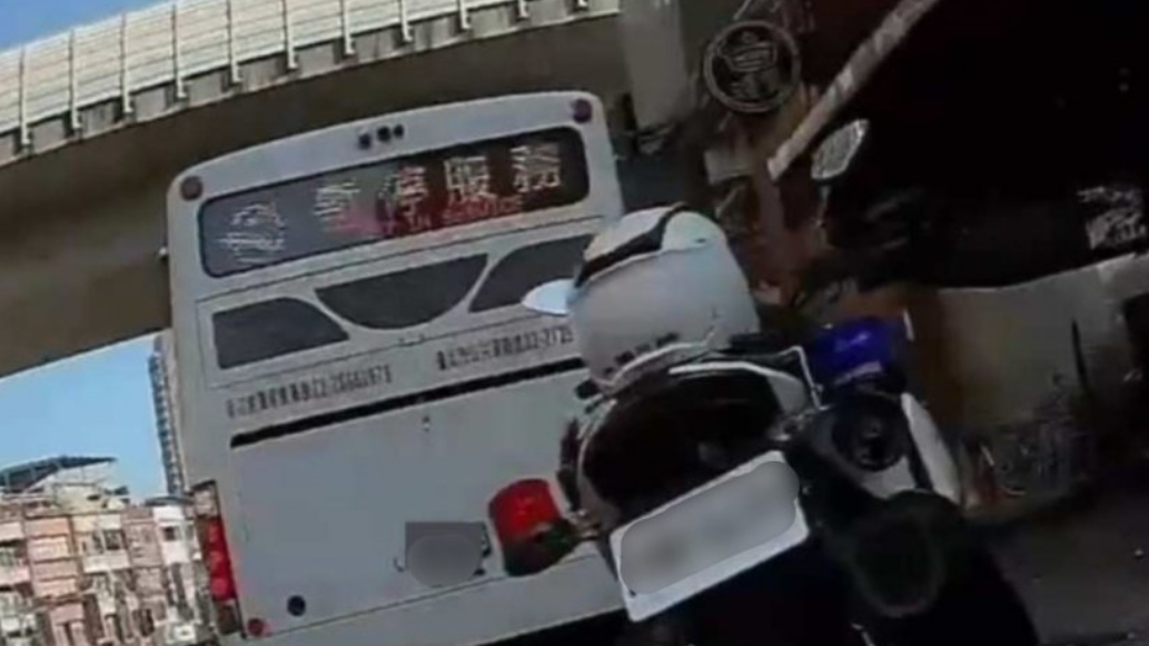 台灣新北市一名患有阿茲海默症的60歲男子搭乘巴士後未再下車，隨車停放於總站整整3天均未被發現。直到司機休假後重新出車載客，乘客驚見男子倒臥在後門座位旁死亡多日。(網上圖片)
