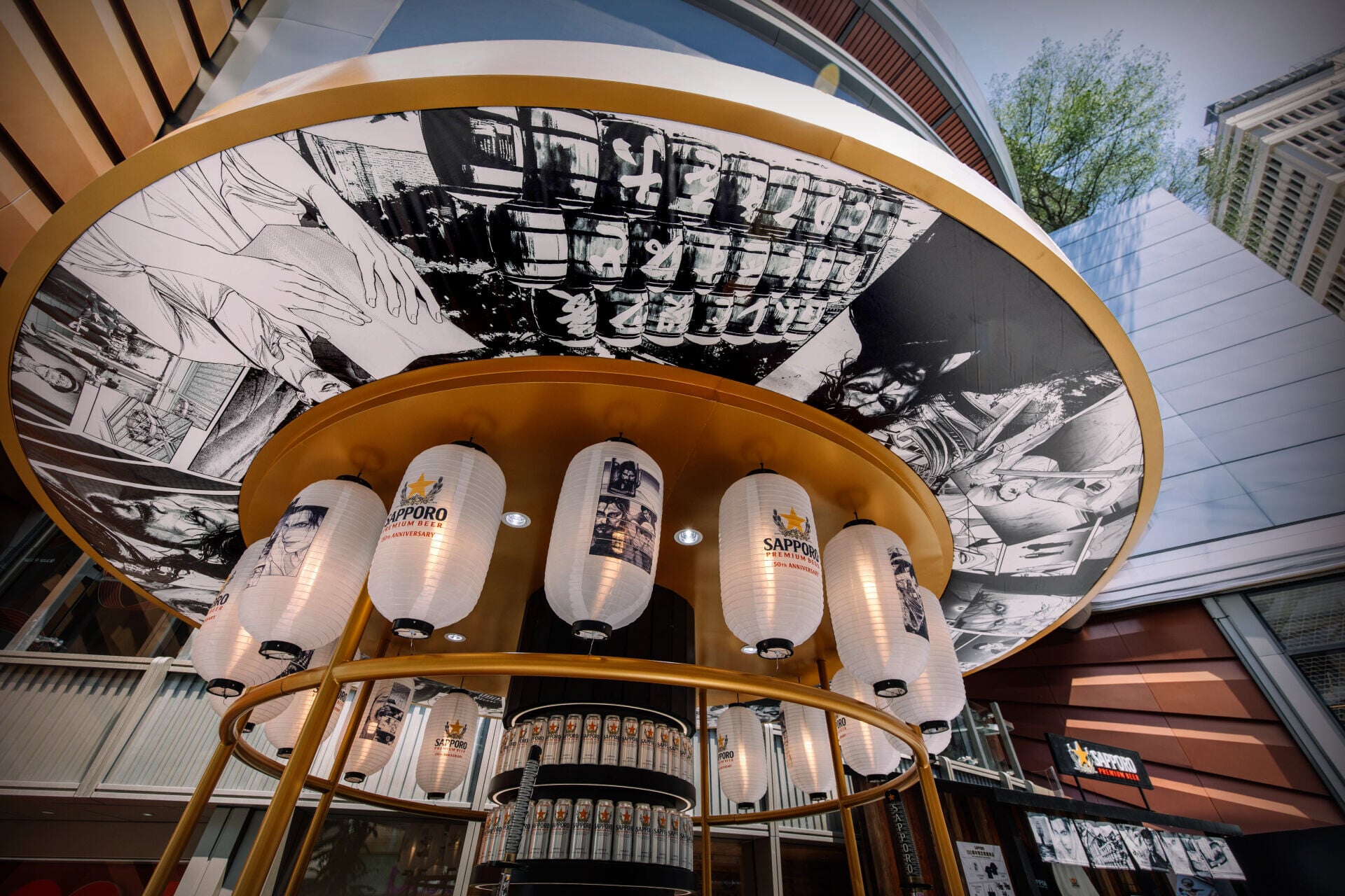 快閃酒吧以日本地道立飲酒吧為設計靈感,中央矗立圓形木製酒吧亭,配以暖黃色和風紙燈籠,並以大型漫畫裝置為亭頂,氣派十足 (2)