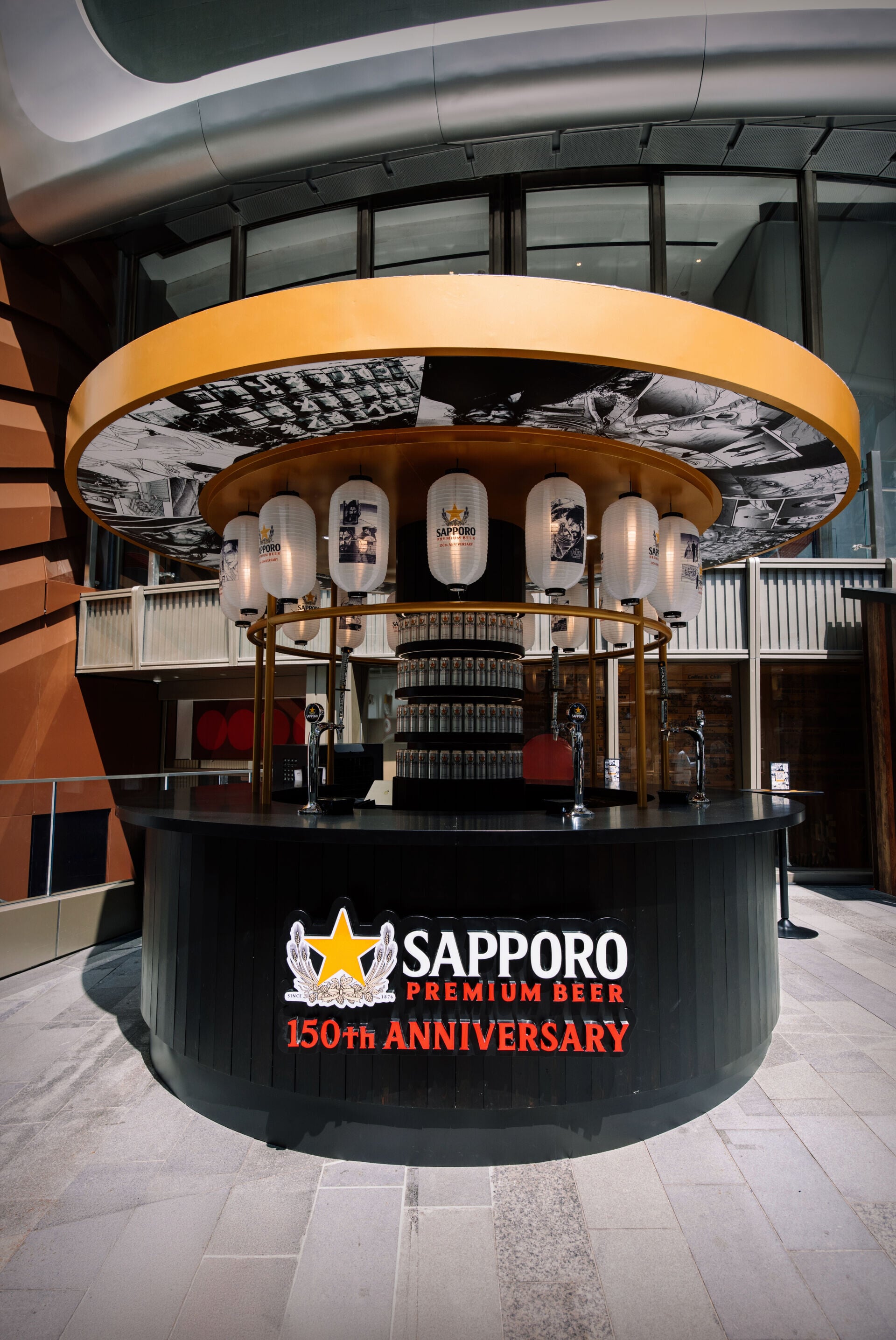 快閃酒吧以日本地道立飲酒吧為設計靈感,中央矗立圓形木製酒吧亭,配以暖黃色和風紙燈籠,並以大型漫畫裝置為亭頂,氣派十足 (3)