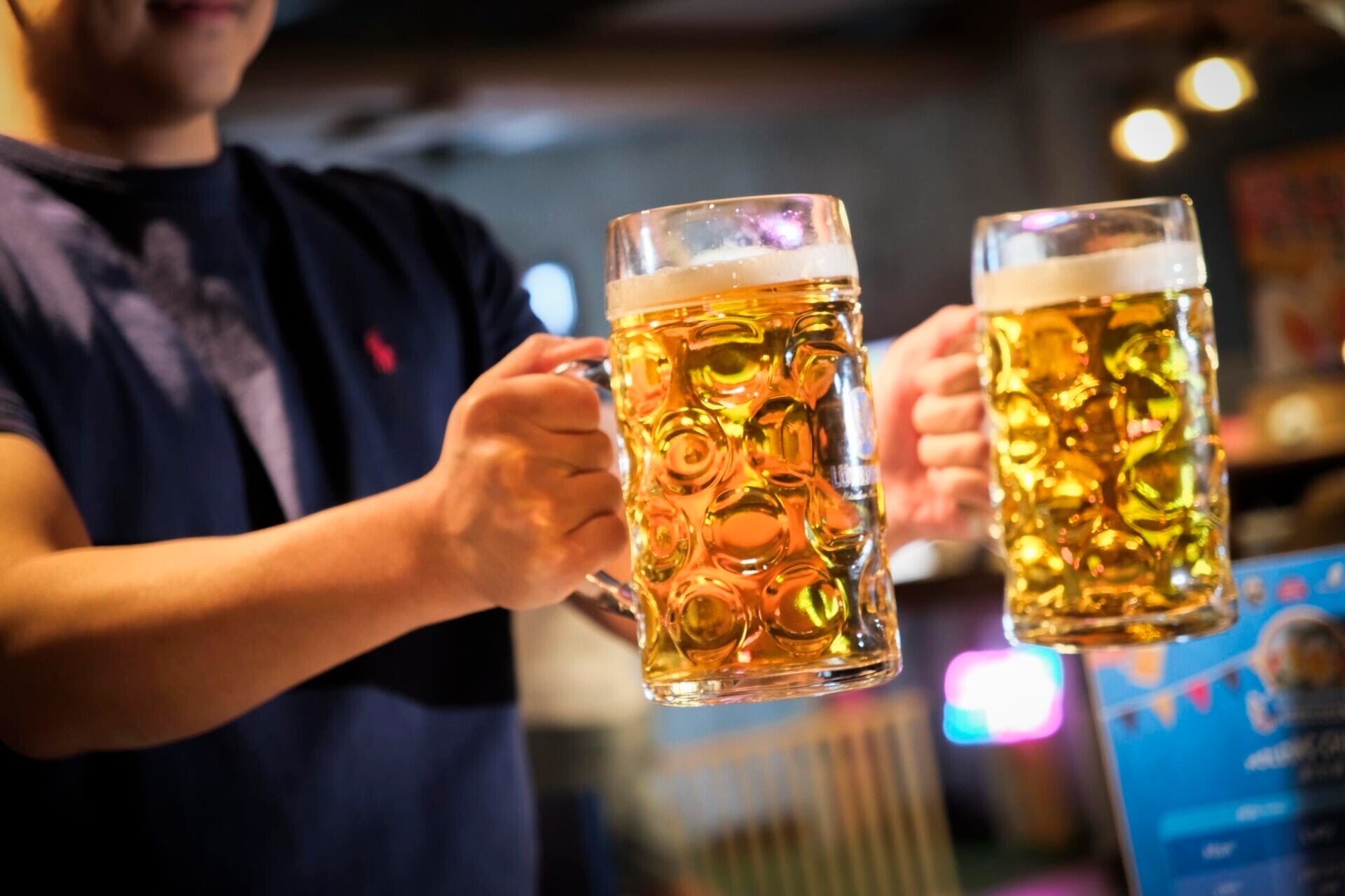 舉啤酒杯耐力賽 Beer Stein Holding Competition