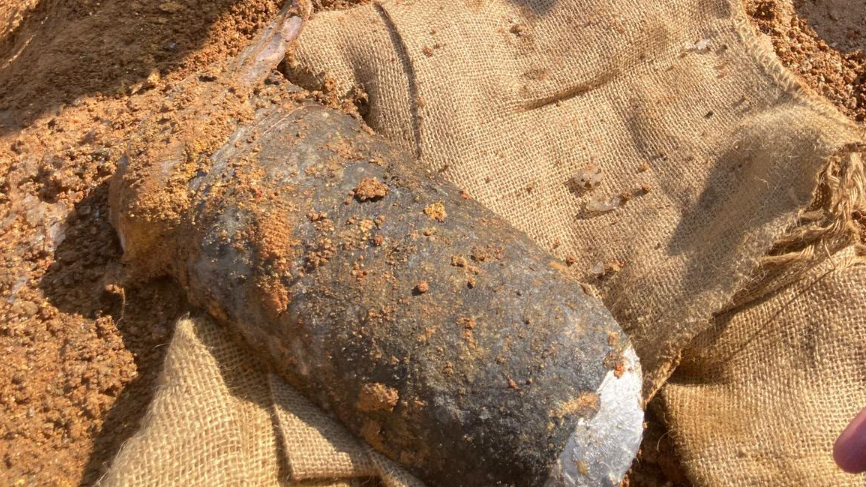 鯉魚門公園及度假村發現涉事炸彈為一枚戰後時期英式砲彈，長約60厘米，直徑約10厘米。(警方提供)