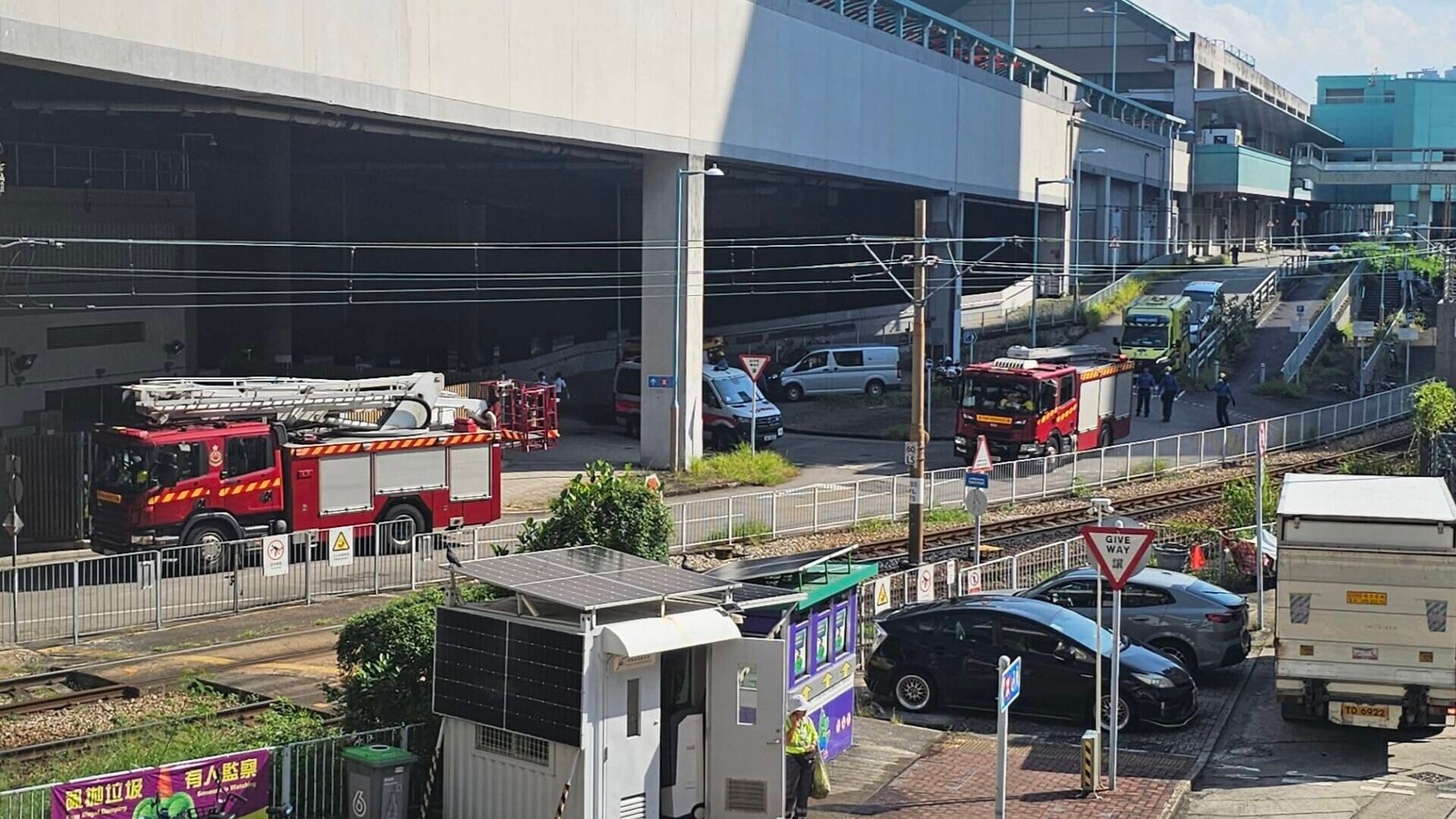 一名男子疑被困於屯門輕鐵兆康站對開的集水區內，證實當場死亡。（Siu Hong Court ~ 兆康苑fb ）