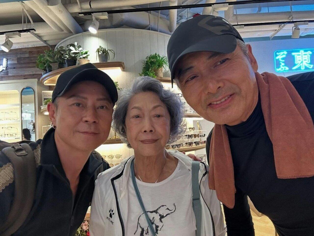 83歲白茵享受退休生活唔諗復出keep住行路鍛鍊身體| am730