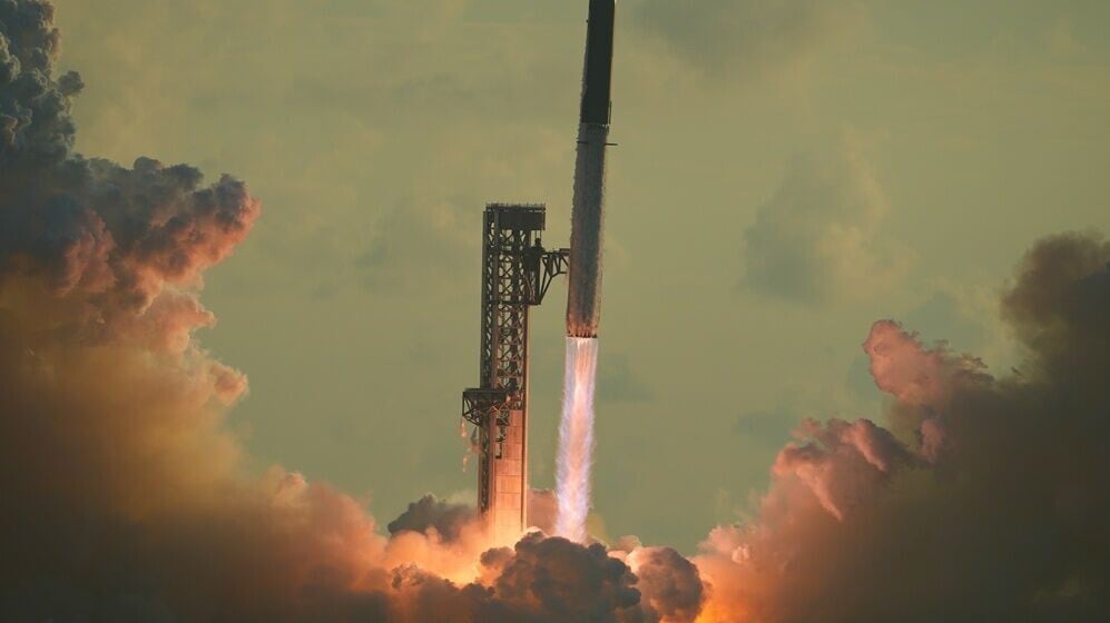 SpaceX星艦首度進入地球軌道，投放26顆衛星，試飛任務提前結束。(AP)