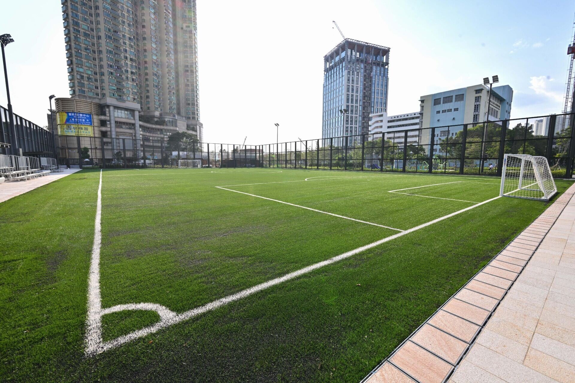 油尖旺區海帆道公園。圖示公園內的七人人造草足球場。(政府新聞處)