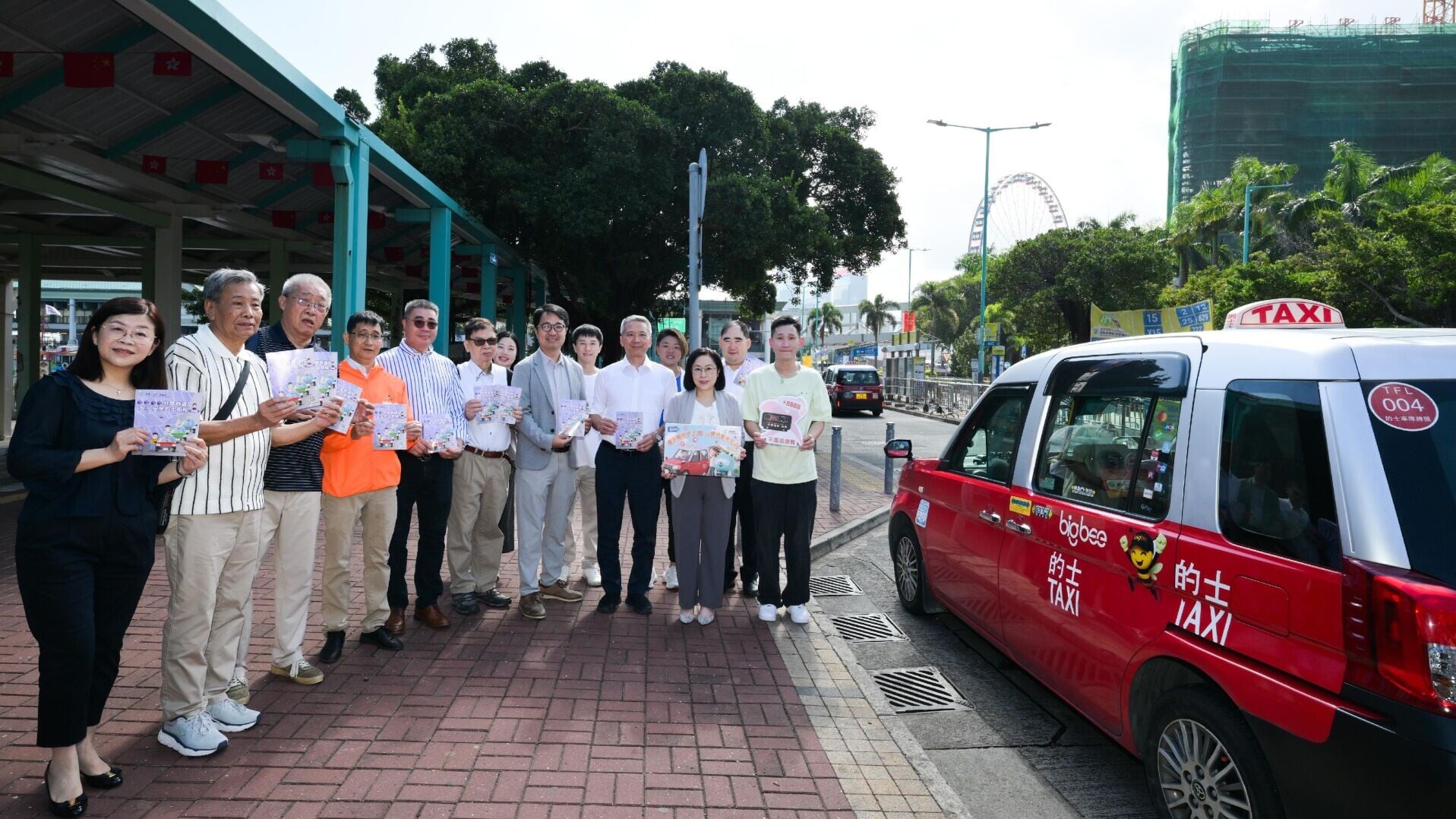 運輸署署長暨的士服務質素委員會主席謝詠誼率領委員會成員及多個的士業團體代表，呼籲的士司機在內地國慶黃金周期間秉持以禮待客之道，提供優質服務。謝詠誼（前排右二）在中環碼頭呼籲的士司機切勿兜路。（政府新聞處）