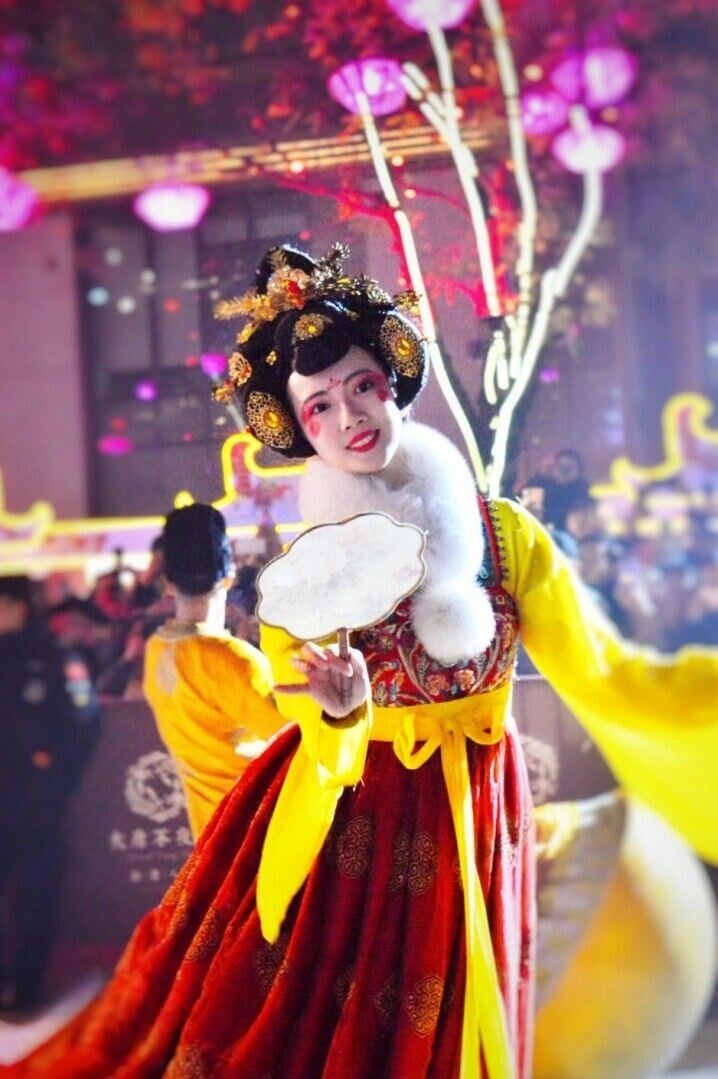 大唐不夜城「不倒翁小姐姐」身穿盛唐服飾表演網絡爆紅