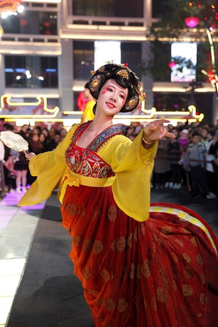 大唐不夜城「不倒翁小姐姐」身穿盛唐服飾表演網絡爆紅