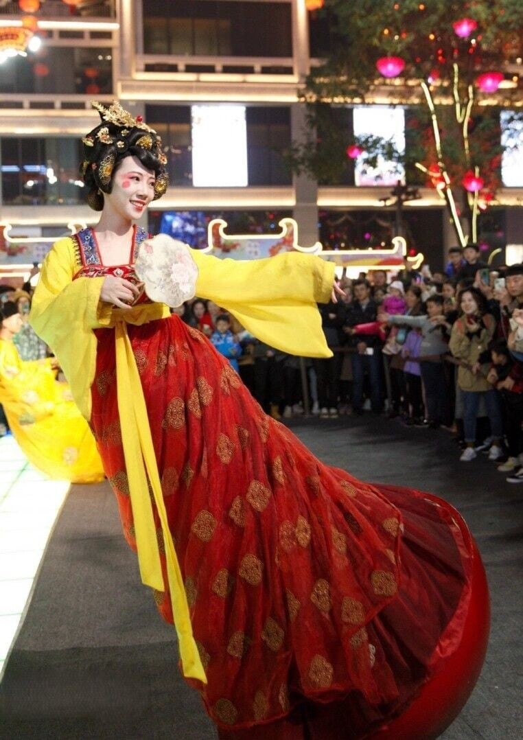 大唐不夜城「不倒翁小姐姐」身穿盛唐服飾表演網絡爆紅