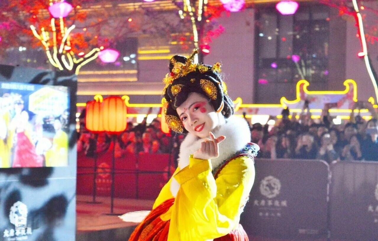 大唐不夜城「不倒翁小姐姐」身穿盛唐服飾表演網絡爆紅