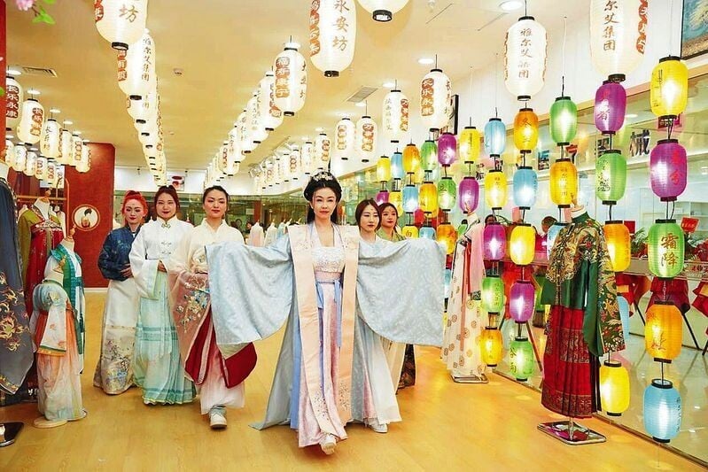 陝西漢服交易中心,2024年在西安成立,集中展示2,000多款漢服,經常舉行漢服文化活動。(網上圖片)