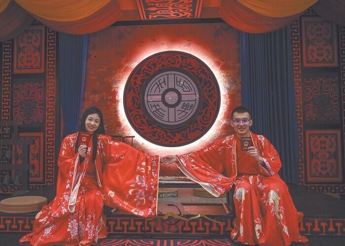 西安未央區設立了漢文化主題的婚姻登記處,一對漢服新人展示結婚證。(網上圖片)