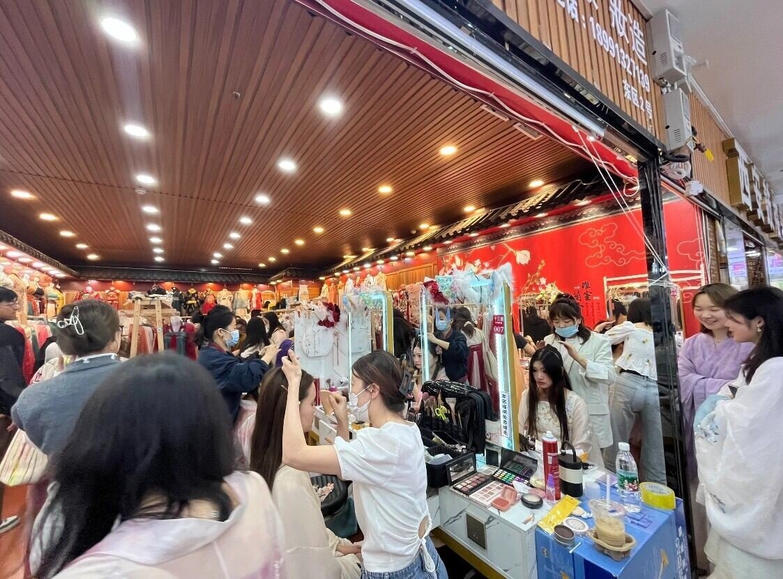 西安漢服旅拍深受遊客歡迎,妝造店舖生意旺。(網上圖片)