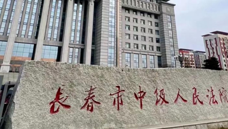 吉林長春一名30歲男子周某（化姓）因嫉妒母親照顧及關心表哥，竟在與表哥聚餐時向啤酒裏下毒，導致表哥李某（化姓）和4名飯店人員中毒。長春市中級人民法院二審判決，以故意殺人罪判處周某有期徒刑6年。