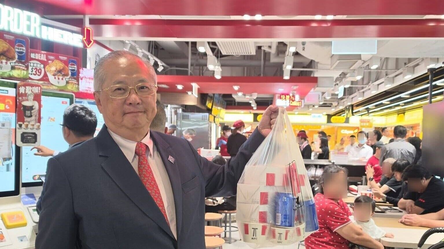 張宇人接連去多間餐廳預早賀國慶。