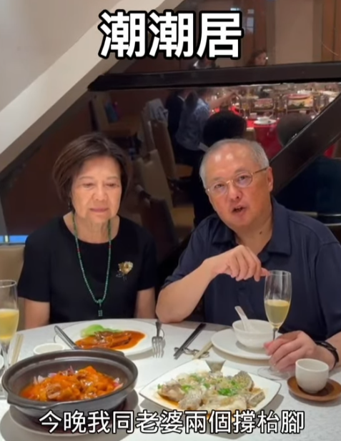 張宇人接連去多間餐廳預早賀國慶。