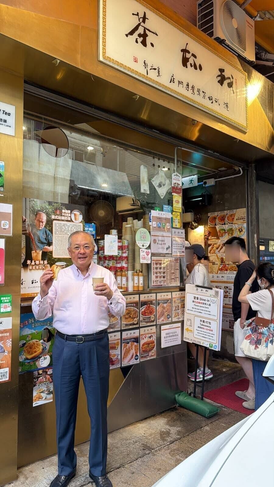 張宇人接連去多間餐廳預早賀國慶。