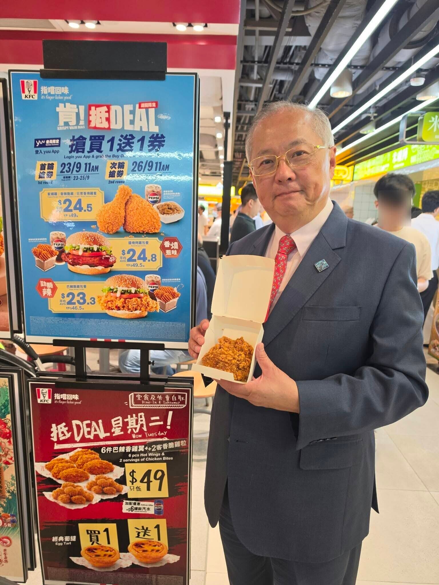 張宇人接連去多間餐廳預早賀國慶。